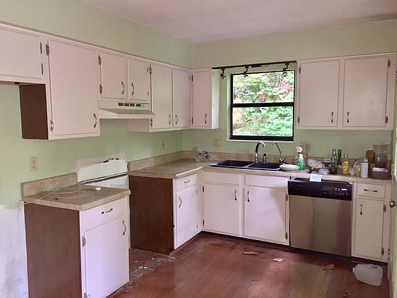 Kitchen. Stainless steel Appliances will be added. 
