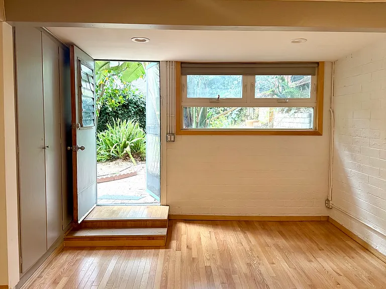 2160 Stanley Hills Dr — Photo 2