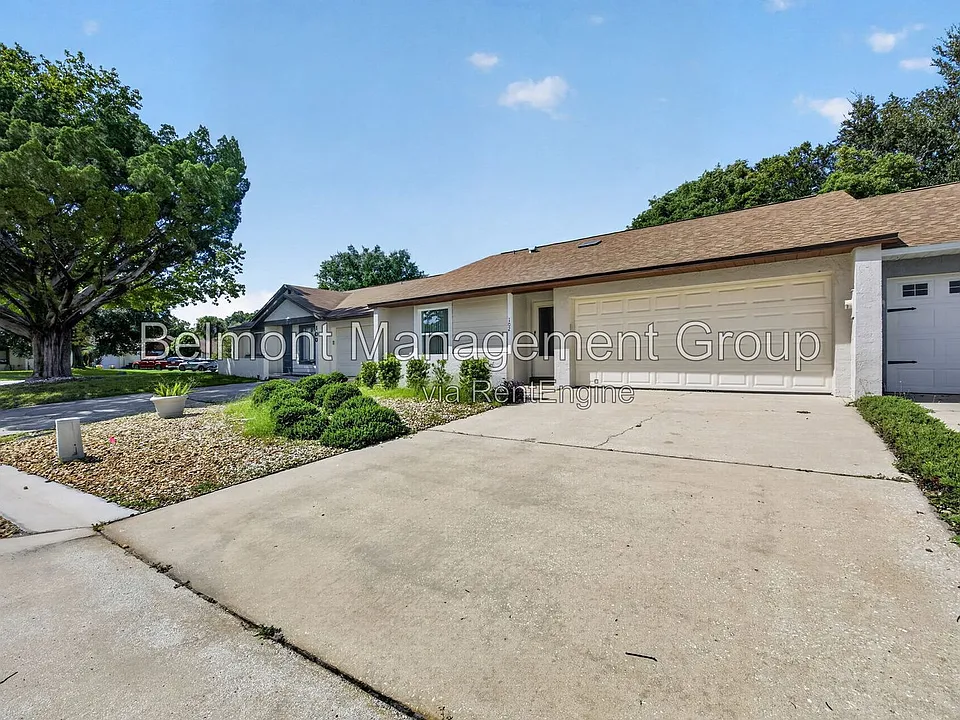 102 Edgewater Cir