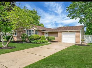 1 Leeward Ln, Commack, NY 11725