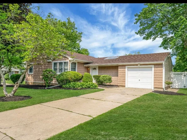1 Leeward Lane, Commack, NY 11725