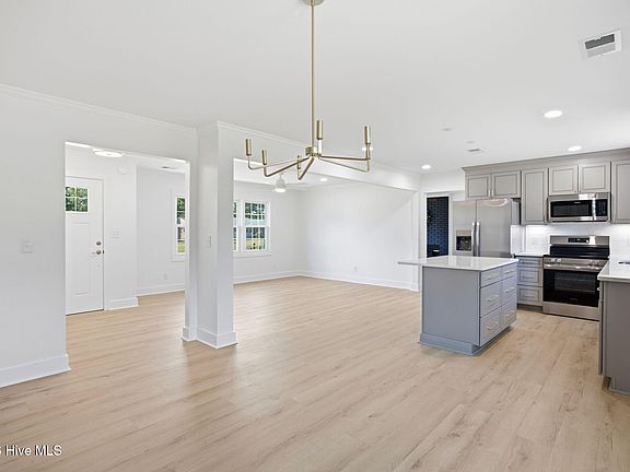 4th image of 127 Deerwood Drive