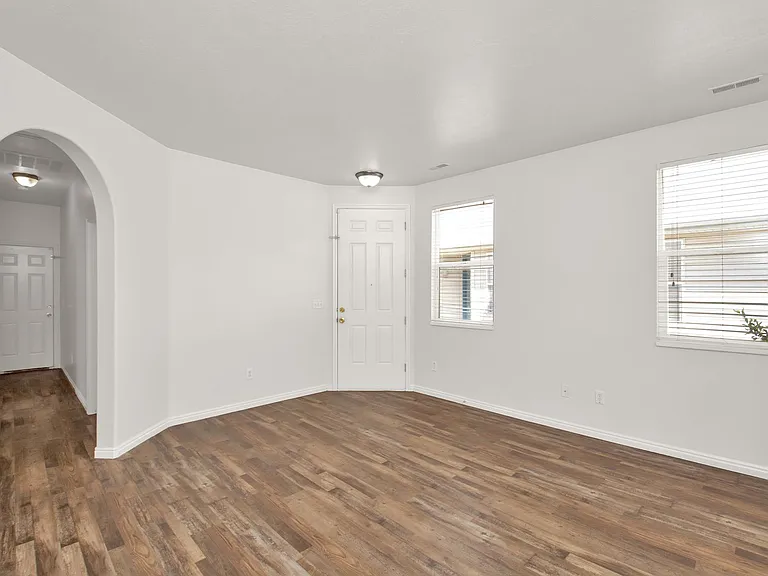 286 N Caleb Dr — Photo 2