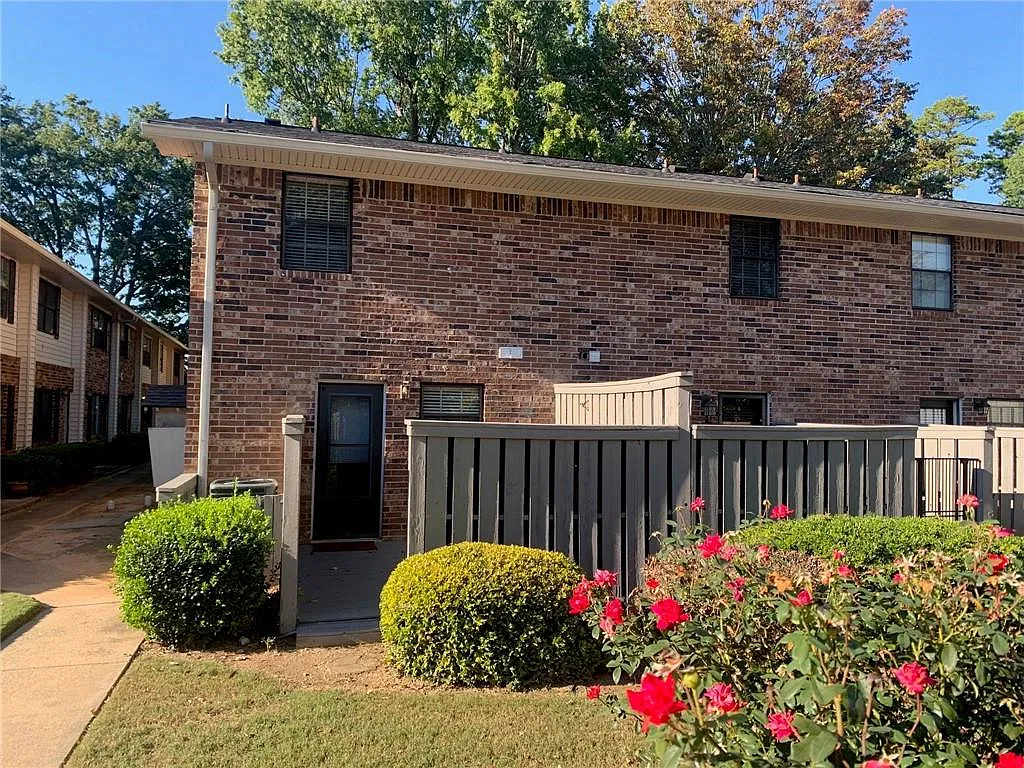 1235 Riverside Dr — Photo 3