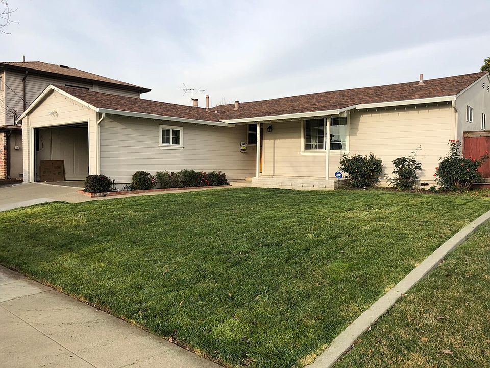 Front View - plush lawn in front