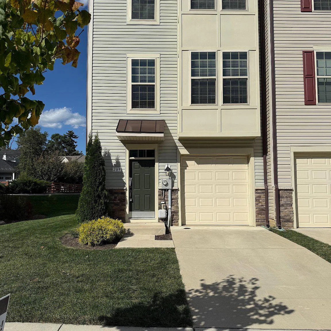 3 bed, 3.5 bath, 1818 sqft, $2,800 — Photo 2