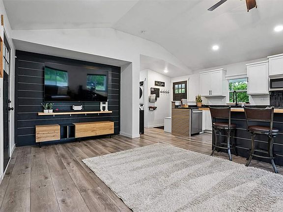 5th image of 905 Holiday Ln
