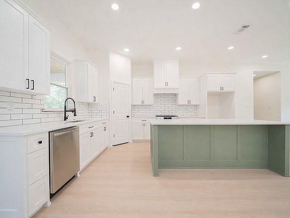 5th image of 711 King Charles Rd