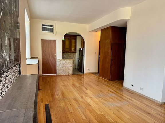 5th image of 143 W Burton Pl APT 1N