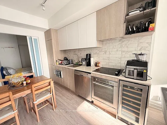 Building Photo - 2020 Bathurst St #339