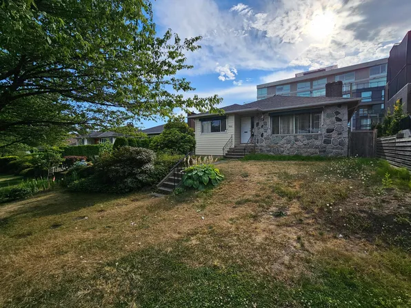 7649 Yukon St, Vancouver, BC V5X 2Y4