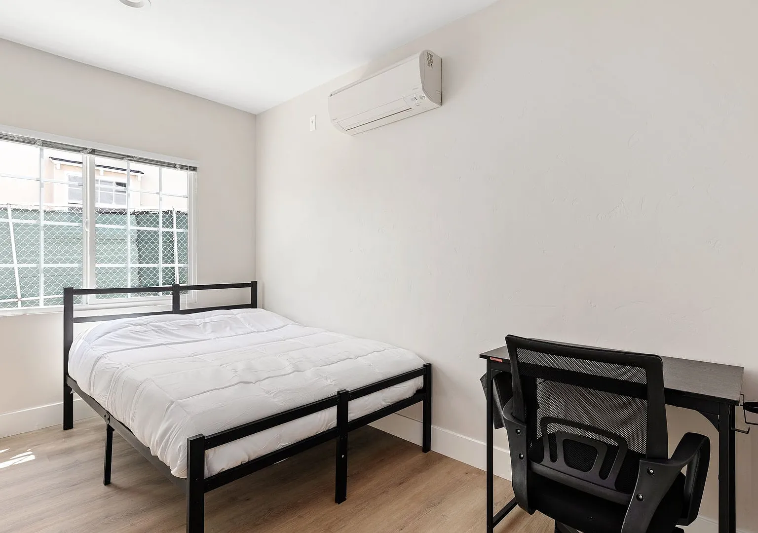 A 6 Bedroom, 6 Bathroom apartment with common areas and a fully functional kitchen at 1709 Kelton... — Photo 2