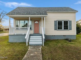 104 N 14th Ave, Laurel, MS 39440