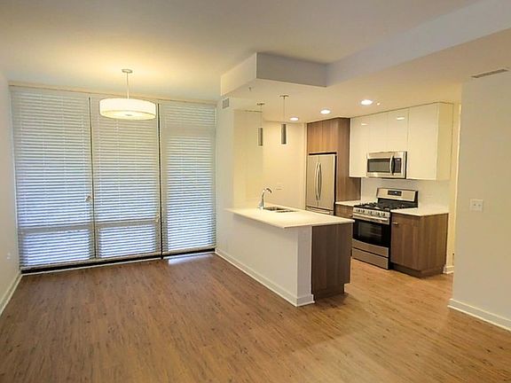 4th image of 711 N Wells St #8