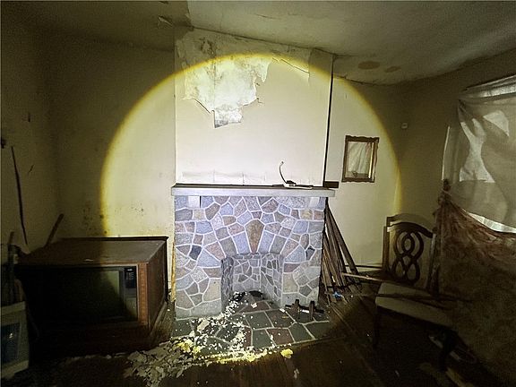 3rd image of 1055 Blackadore St