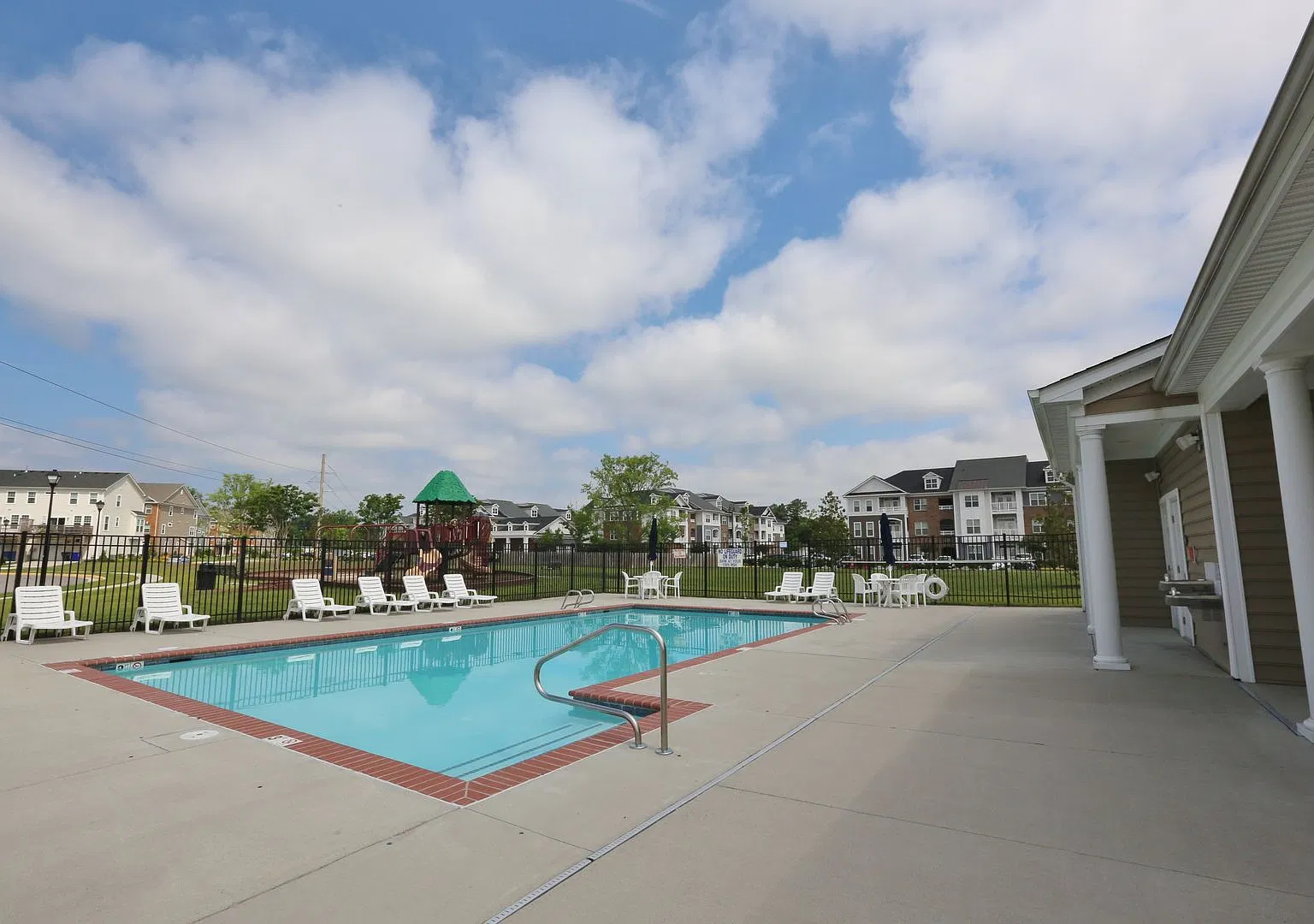 Amazing 4 Bedroom End-Unit Townhome w/2-Car Attached Garage!! Stainless Steel Appliances & Eat-In... — Photo 4