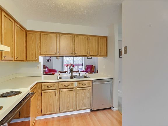 3rd image of 140 Rossmor Ct