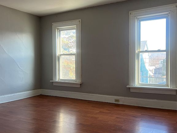 4th image of 111 Eldredge St