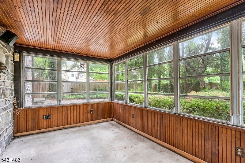 16th image of 3 Shelbourne Ave