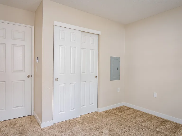 Suzann Plaza Apartments — Photo 31