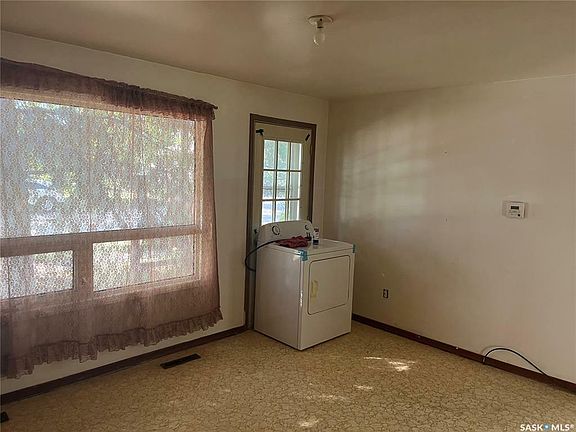 3rd image of 520 B Ave E