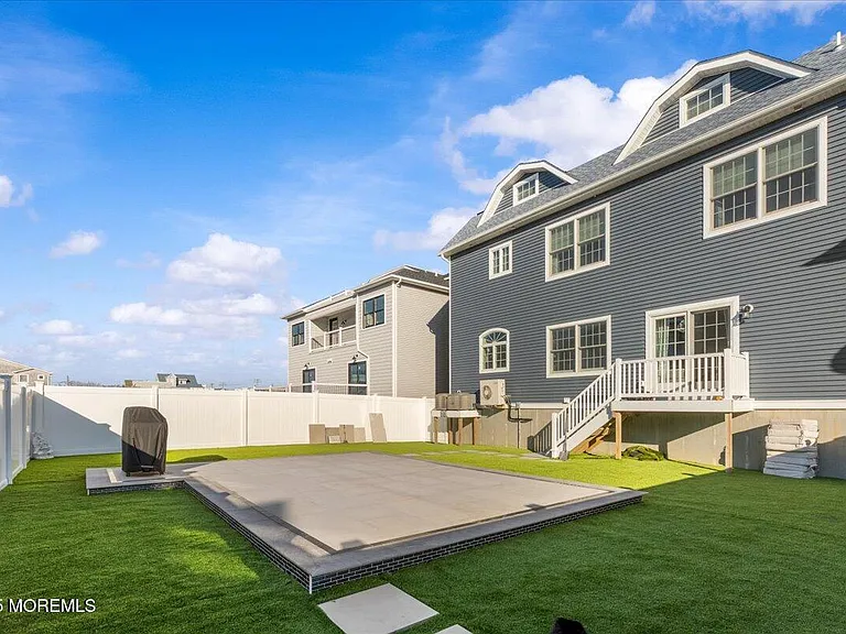 1613 Ocean Ave — Photo 35