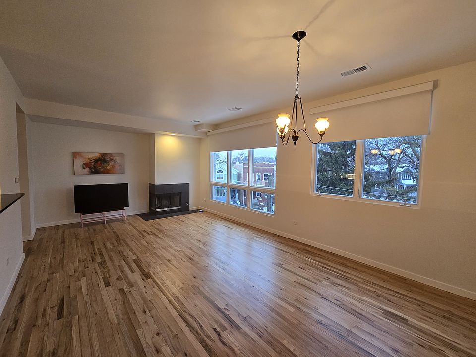 1st image of 4110 N Lincoln Ave Unit 310