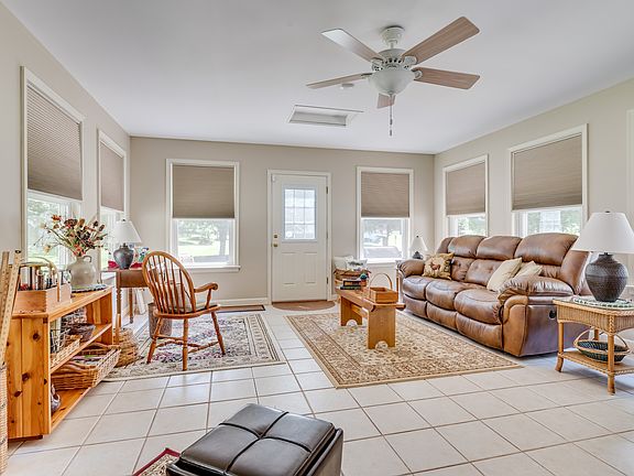 3rd image of 185 Noel Dr