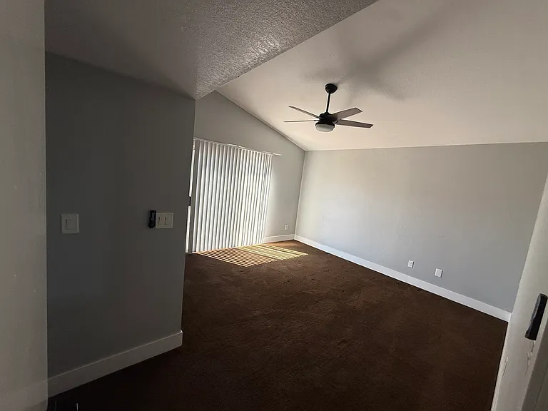 907 Elm St — Photo 32