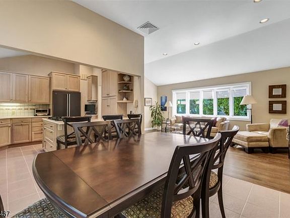 4th image of 37 Havenwood Dr