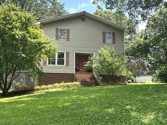 2nd image of 129 Pinecrest Dr SE