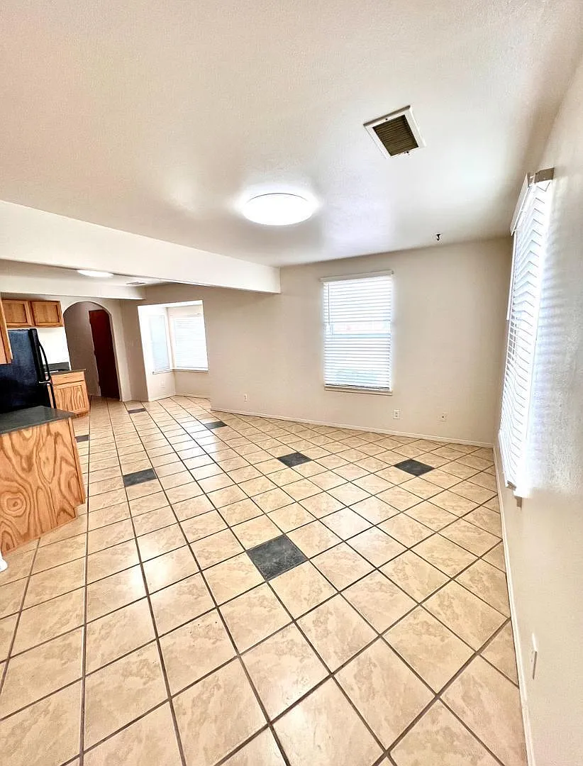 4 bed, 2.0 bath, 1273 sqft, $1,900 — Photo 3