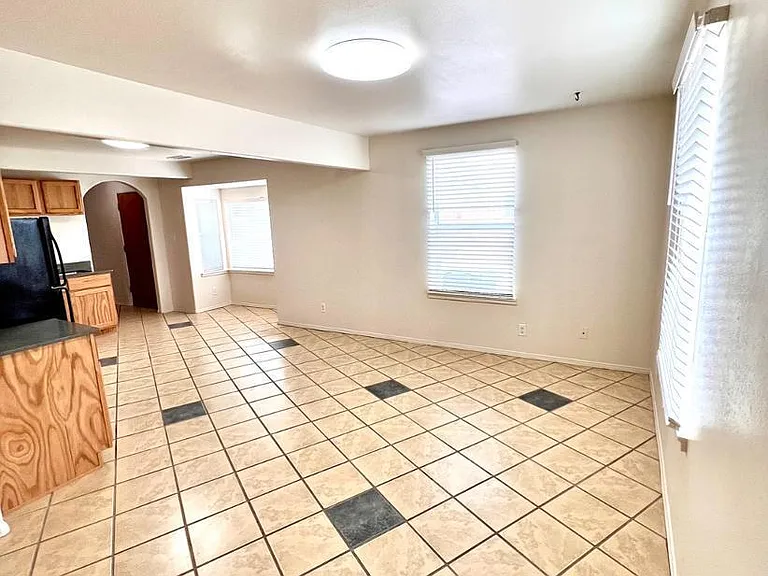 615 Candelaria Rd NW — Photo 3