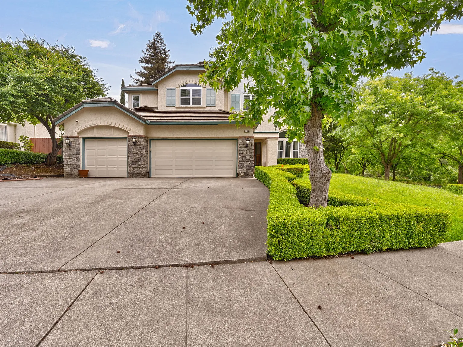 4 bed, 2174 sqft, $3,995 — Photo 3