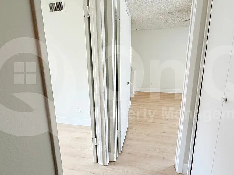 912 N Revere #202 — Photo 10