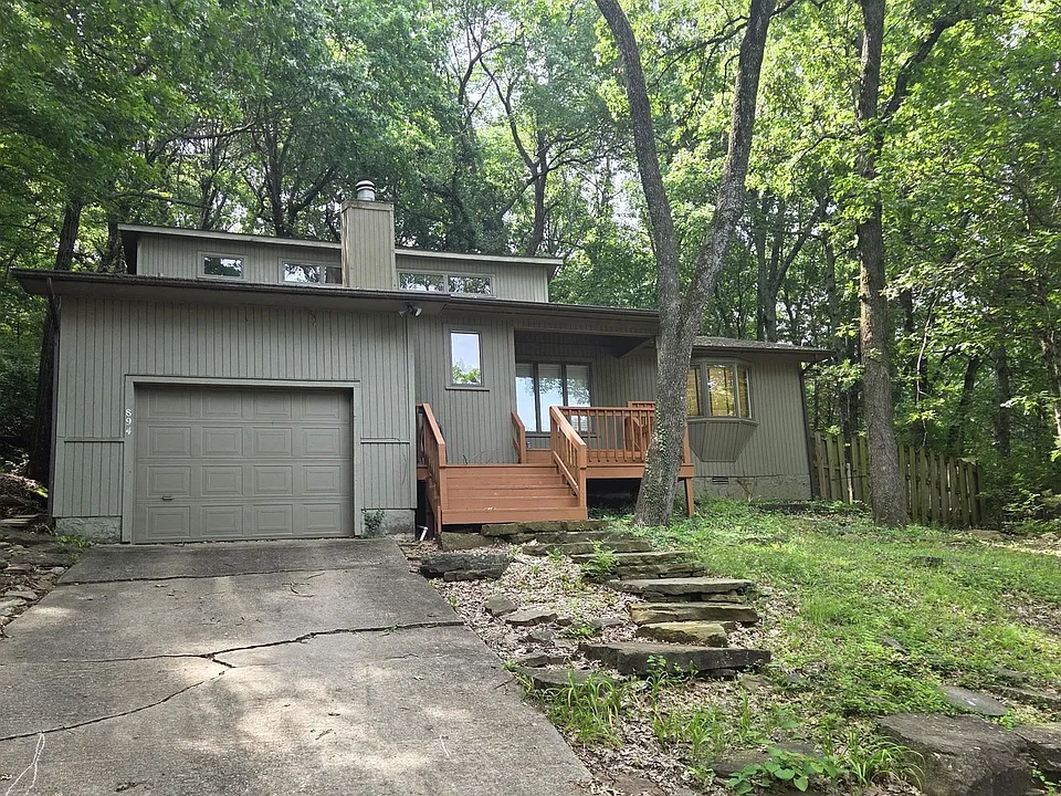 894 N Lewis Ave