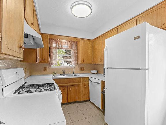 5th image of 1334 Stratford St