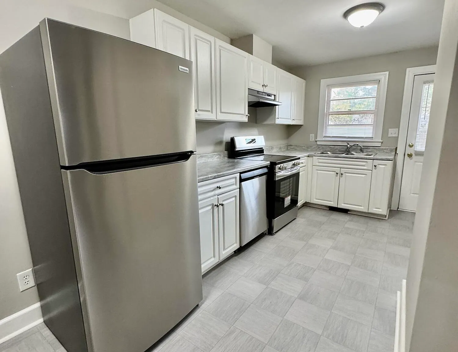 2 bed, 1.0 bath, $1,200 — Photo 4