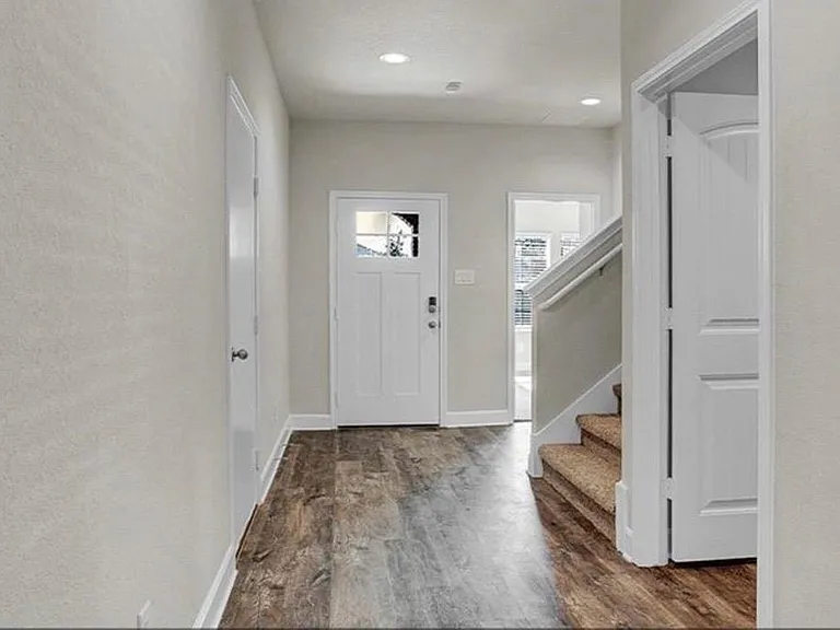 133 Netherland St — Photo 3
