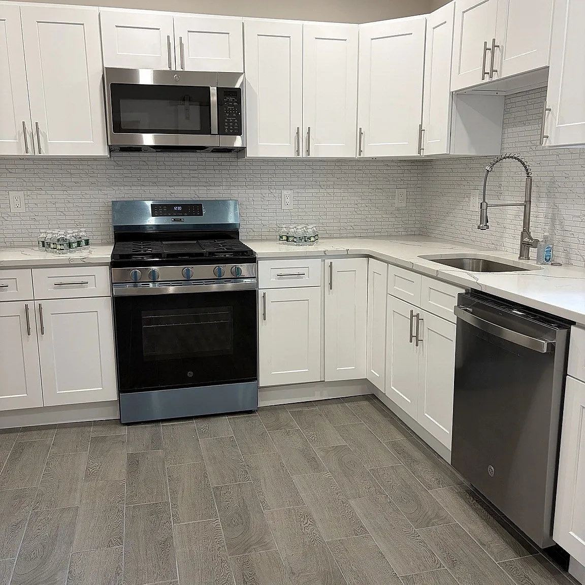 3 bed, 2.0 bath, 1000 sqft, $3,300 — Photo 2