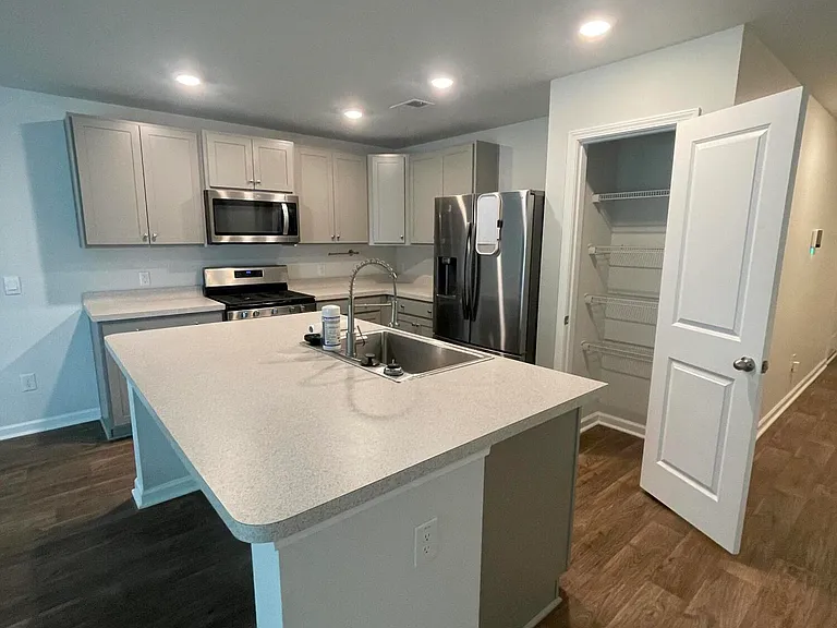 135 E Sunrise Ln — Photo 5