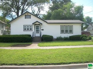 816 N Roosevelt Ave, Cherokee, IA 51012