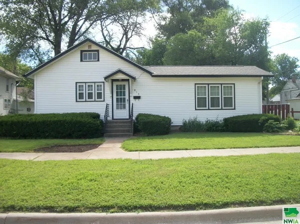 816 N Roosevelt Ave, Cherokee, IA 51012