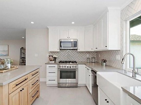 5th image of 10061 Holder St