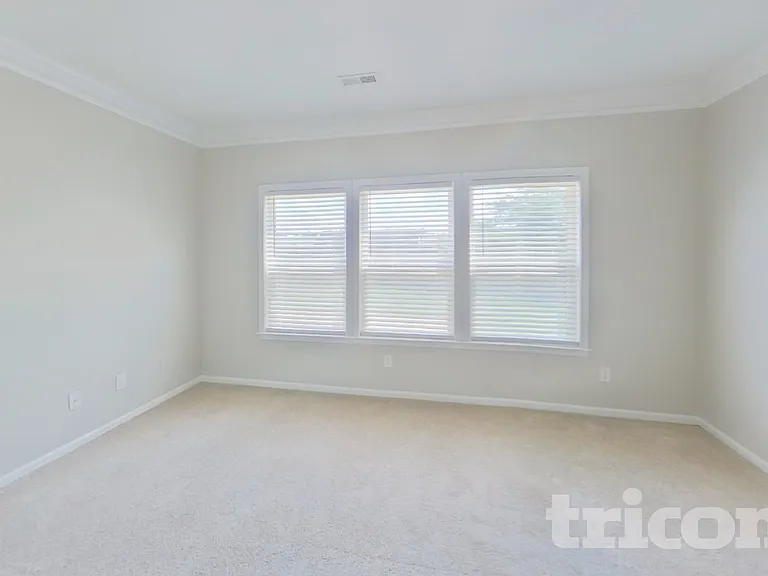 527 W Saddletree Dr — Photo 2