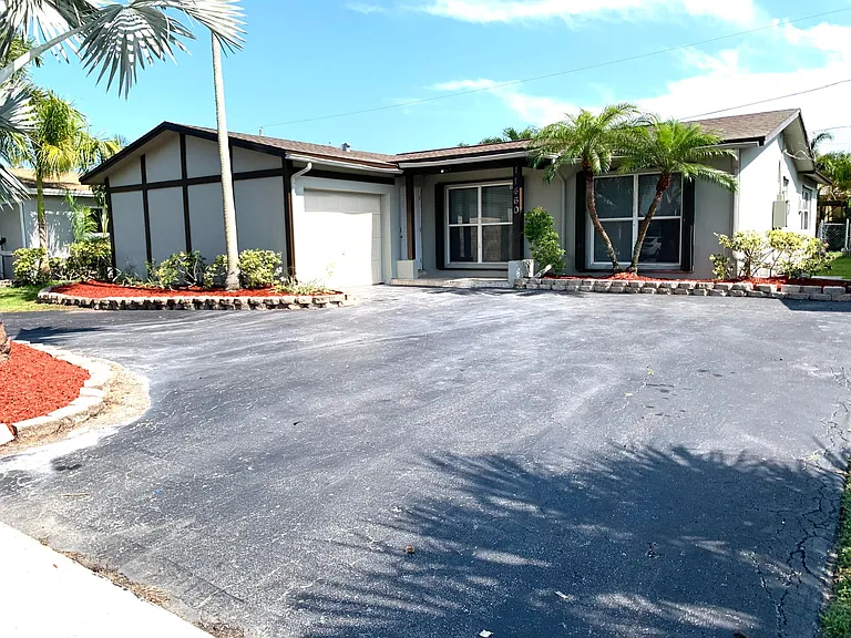 11460 NW 39th Pl — Photo 1