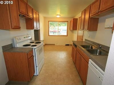 4th image of 1035 NE Lilac Ct