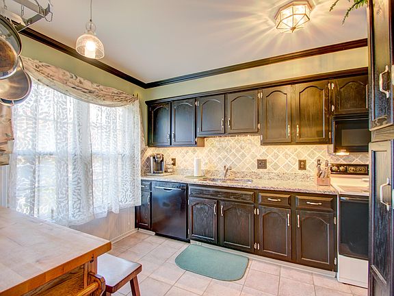 Kitchen w/Granite & Updated Cabinets
