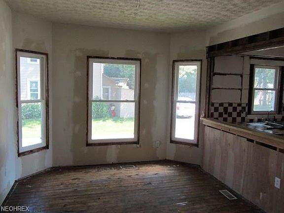 3rd image of 918 West Ave