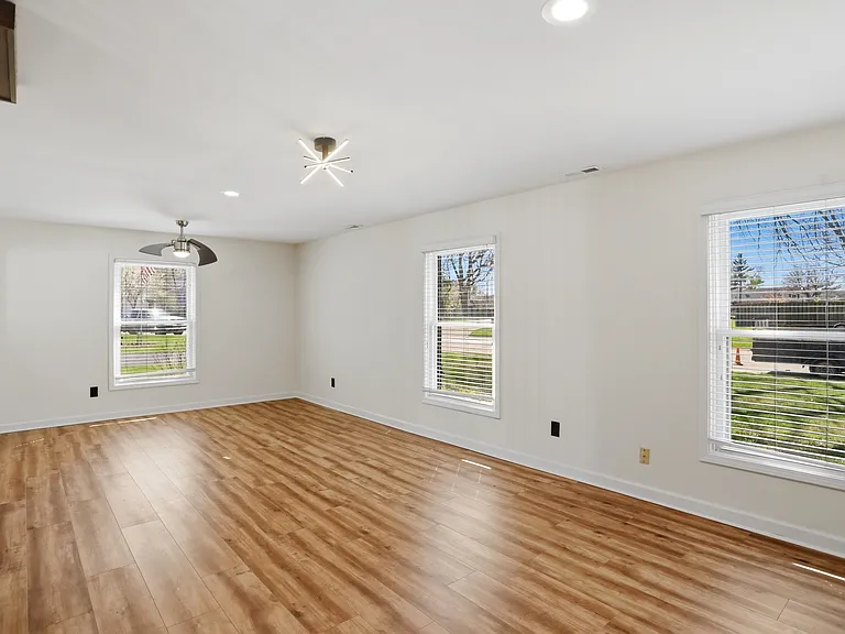 512 Lexington Blvd — Photo 7